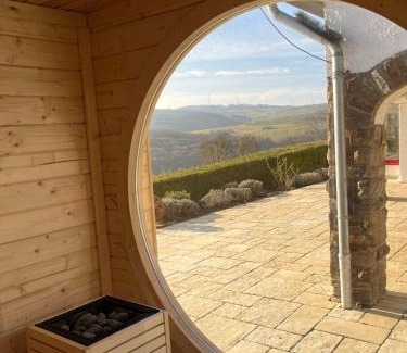 Hain Casa | Eifel Landhaus Panoramablick unter der Burg Olbrück mit Sauna Hottub großer Terrasse und Garten Ideal für Familien