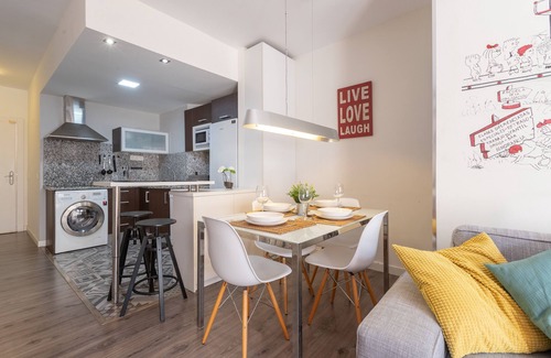Torremolinos Casa | EL ARENAL - Acogedor apartamento en primera línea de la playa con wifi gratis