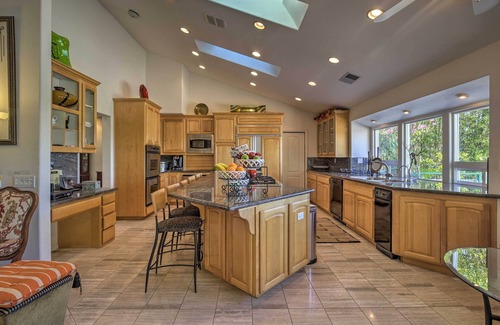 Fletcher Hills Casa | ¡NUEVO! Lavish El Cajon Home w / Grill Station + 3 Decks