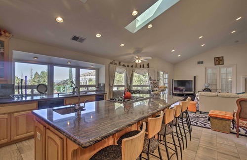 Fletcher Hills Casa | ¡NUEVO! Lavish El Cajon Home w / Grill Station + 3 Decks