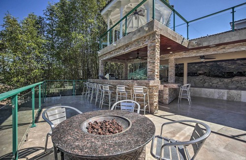 Fletcher Hills Casa | ¡NUEVO! Lavish El Cajon Home w / Grill Station + 3 Decks
