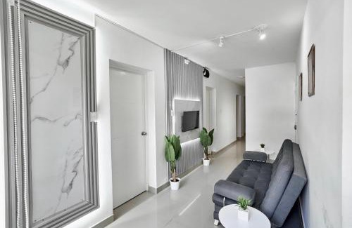 El Poblado Apartamento | El Poblado 4 Bedrooms 2 Baths Private Terrace