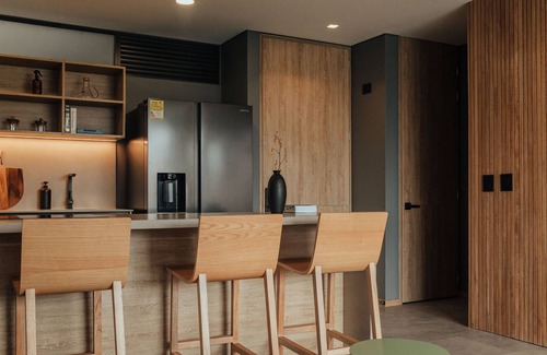 Las Lomas I Apartamento | El Poblado, Medellín - Private Hot Tub & Balcony - AC-300mb- Deluxe - Wake 1015!