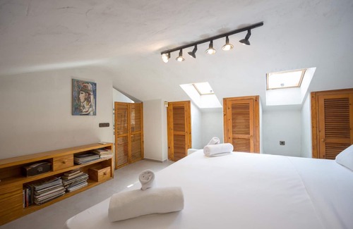 Urbanizacion el Rosario Villa | El Rosario 4 bedroom villa exquisite design 1300m2 plot with fully grown trees
