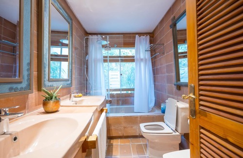 Urbanizacion el Rosario Villa | El Rosario 4 bedroom villa exquisite design 1300m2 plot with fully grown trees