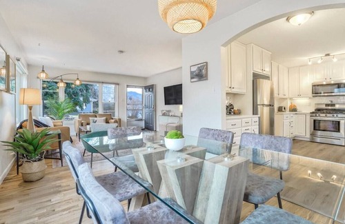 Broadmoor Casa | El Sereno Ascent! Pet-Friendly Executive Home