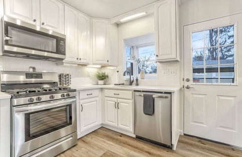 Broadmoor Casa | El Sereno Ascent! Pet-Friendly Executive Home