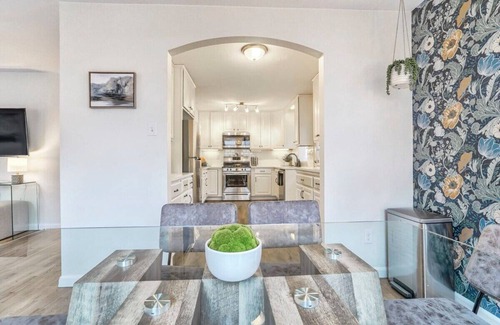 Broadmoor Casa | El Sereno Ascent! Pet-Friendly Executive Home