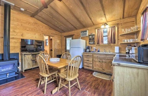 Wimberley Cabina | El Sol: Private Cabin with Hot Tub and Amazing Views, 3 mi to Wimberley Square!