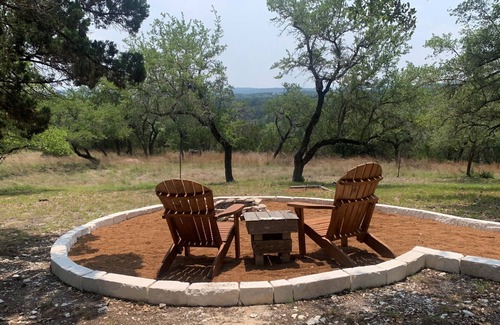 Wimberley Cabina | El Sol: Private Cabin with Hot Tub and Amazing Views, 3 mi to Wimberley Square!