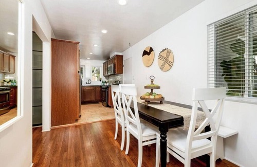 Beach Barber Tract Casa | Electric Ave · Windansea🏖Electric Ave Retreat - Walk to Beach!