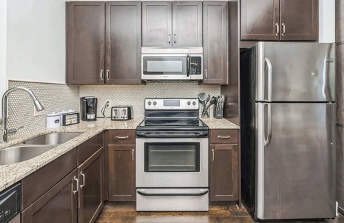 West End Condominio | Electric Geometric – Fit for 4!