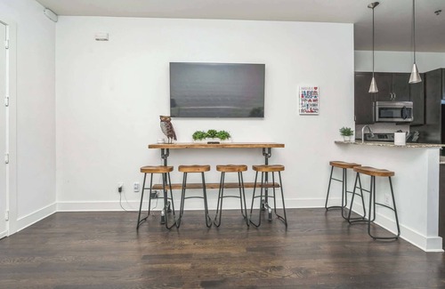 West End Condominio | Electric Geometric – Fit for 4!