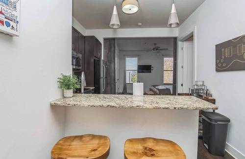 West End Condominio | Electric Geometric – Fit for 4!