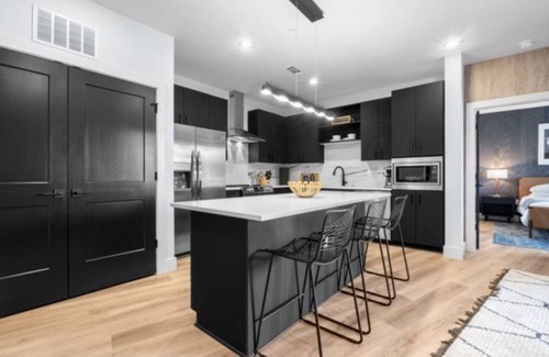 West End Condominio | Electric - Odyssey - West End Top Floor 2 Bedroom - Minutes from Broadway
