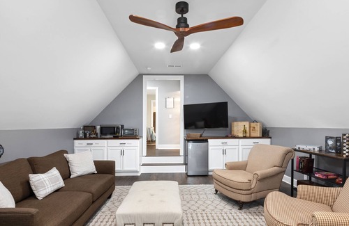 Murfreesboro Casa | Elegance & Serenity. "PRIVATE" 2nd Floor Apartment newly renovated.