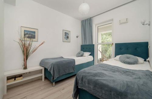 Krzyki Apartamento | Elegancki Apartament z Parkingiem i Umeblowanym Balkonem we Wrocławiu by Noclegi Renters