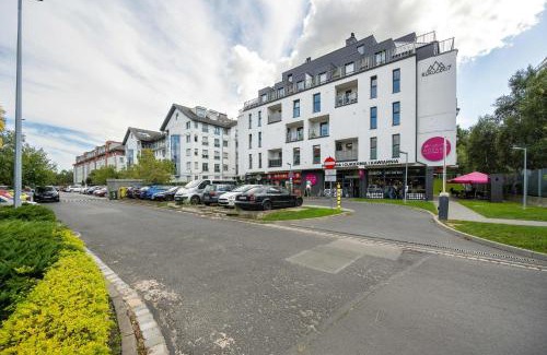 Krzyki Apartamento | Elegancki Apartament z Parkingiem i Umeblowanym Balkonem we Wrocławiu by Noclegi Renters
