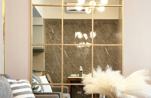 Bonifacio Global City Condominio | Elegant 1BR Across Uptown Mall, Mitsukoshi Mall, & Grand Hyatt - Pet friendly!