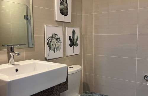 Bonifacio Global City Condominio | Elegant 1BR Across Uptown Mall, Mitsukoshi Mall, & Grand Hyatt - Pet friendly!