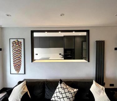 Brondesbury Park Apartamento | Elegant 2-bed Oasis: Renovated, Artful Decor & Sunlit w/Parking in Queens Park