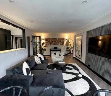 Brondesbury Park Apartamento | Elegant 2-bed Oasis: Renovated, Artful Decor & Sunlit w/Parking in Queens Park