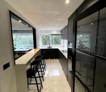Brondesbury Park Apartamento | Elegant 2-bed Oasis: Renovated, Artful Decor & Sunlit w/Parking in Queens Park