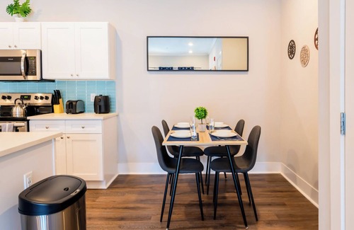 Port Wentworth Apartamento | Elegant 2-bedroom stay with AC, fitness room, WiFi, pool - D