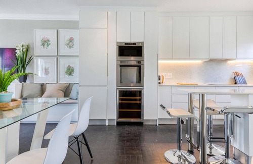 Green Point Apartamento | Elegant 2 Bedroom 1 Bath Apartment Near Sea Point Promenade