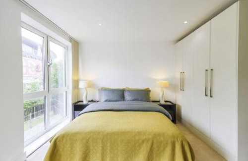 Highbury West Apartamento | Elegant 2-Bedroom Apartment with Balcony