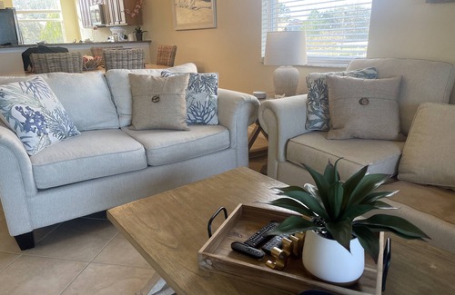 Braden River Condominio | Elegant 2-bedroom Condo with Picturesque Pond and Golf Course Views