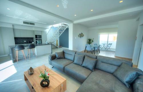 Tal-Ibrag Apartamento | Elegant 2 bedrooms, large sun terrace, pool GCAT1-1