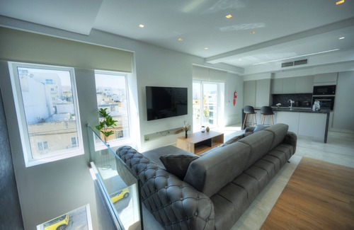 Tal-Ibrag Apartamento | Elegant 2 bedrooms, large sun terrace, pool GCAT1-1
