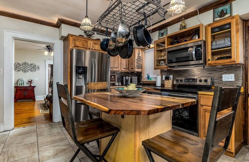 Dubuque Apartamento | Elegant 2 BR With Stunning Kitchen Prime Location!