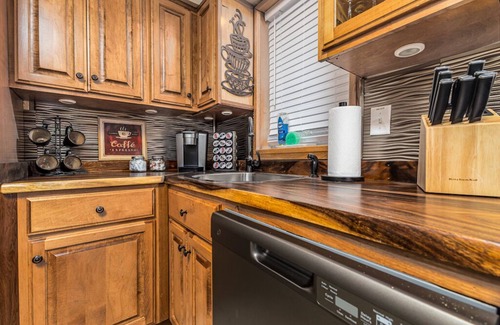 Dubuque Apartamento | Elegant 2 BR With Stunning Kitchen Prime Location!