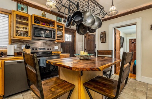 Dubuque Apartamento | Elegant 2 BR With Stunning Kitchen Prime Location!