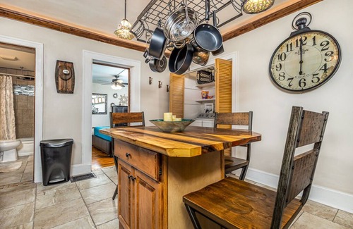 Dubuque Apartamento | Elegant 2 BR With Stunning Kitchen Prime Location!