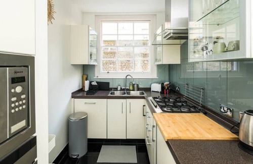 St. Pancras Apartamento | Elegant 2BD Duplex with Outdoor Patio/Glass Canopy