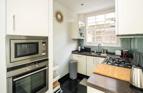 St. Pancras Apartamento | Elegant 2BD Duplex with Outdoor Patio/Glass Canopy