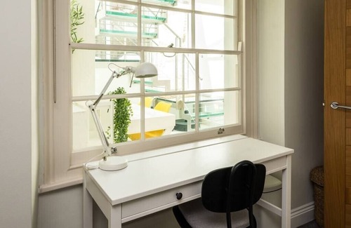 St. Pancras Apartamento | Elegant 2BD Duplex with Outdoor Patio/Glass Canopy