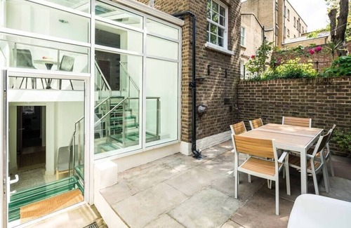 St. Pancras Apartamento | Elegant 2BD Duplex with Outdoor Patio/Glass Canopy