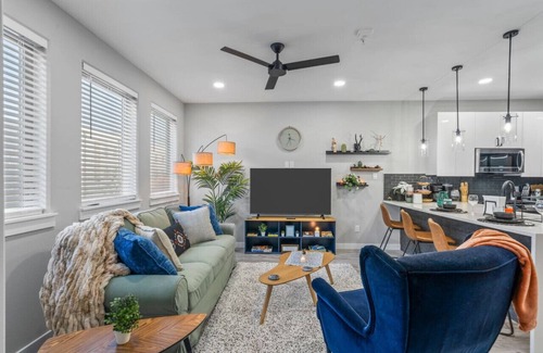 Fort Worth Casa | Elegant 2BDTownhouse: 7St Walkable, Modish & Sharp
