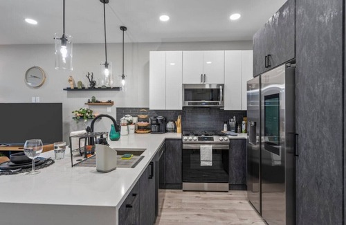 Fort Worth Casa | Elegant 2BDTownhouse: 7St Walkable, Modish & Sharp