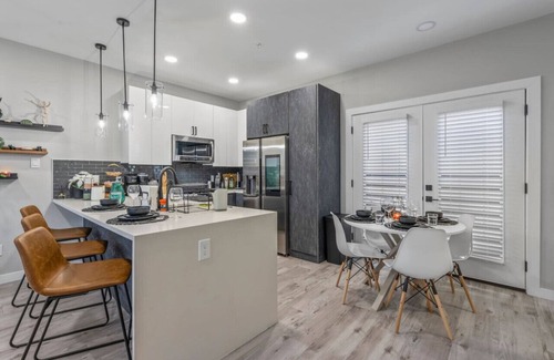 Fort Worth Casa | Elegant 2BDTownhouse: 7St Walkable, Modish & Sharp