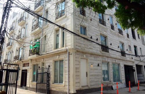 Lahore Apartamento | Elegant 2BR Apartment AC, Lift, Parking & Convenient Location