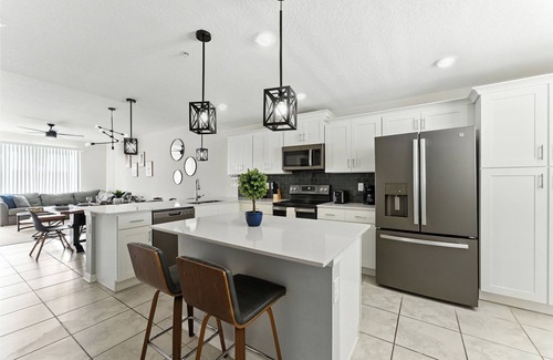 Kissimmee Apartamento | Elegant 2BR in Storey Lake, Top Location