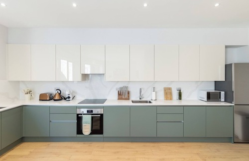 Golders Green Apartamento | Elegant 2BR | Sleeps 6 | Hotel-Style Comfort