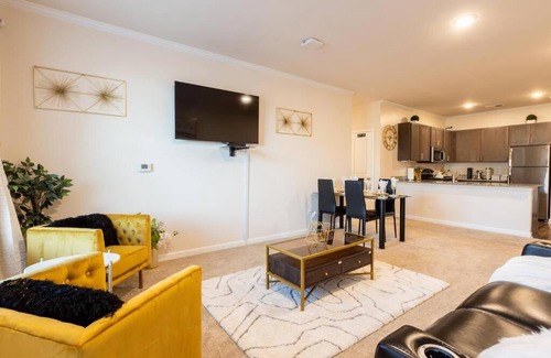 Waxhaw Apartamento | Elegant 2BR Suite in Downtown Waxhaw w. Pool