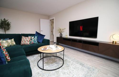 Taunton Apartamento | Elegant 2BR w/Pool Table in Prime Location