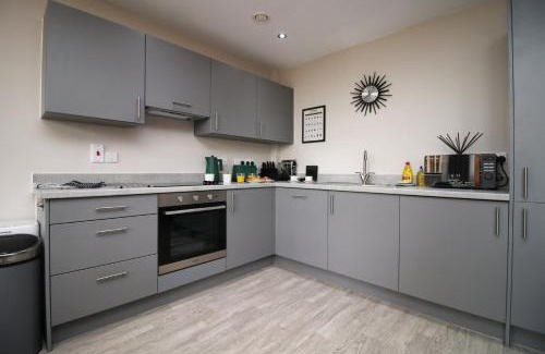 Taunton Apartamento | Elegant 2BR w/Pool Table in Prime Location